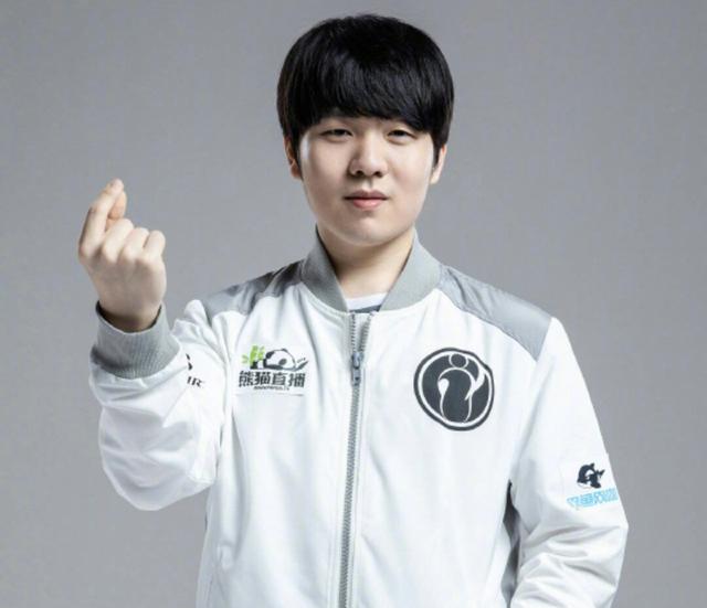 爱游戏-Rookie在TES比赛中出色发挥，出色发挥引发热议！热度持续攀升(rookie vs showmaker)