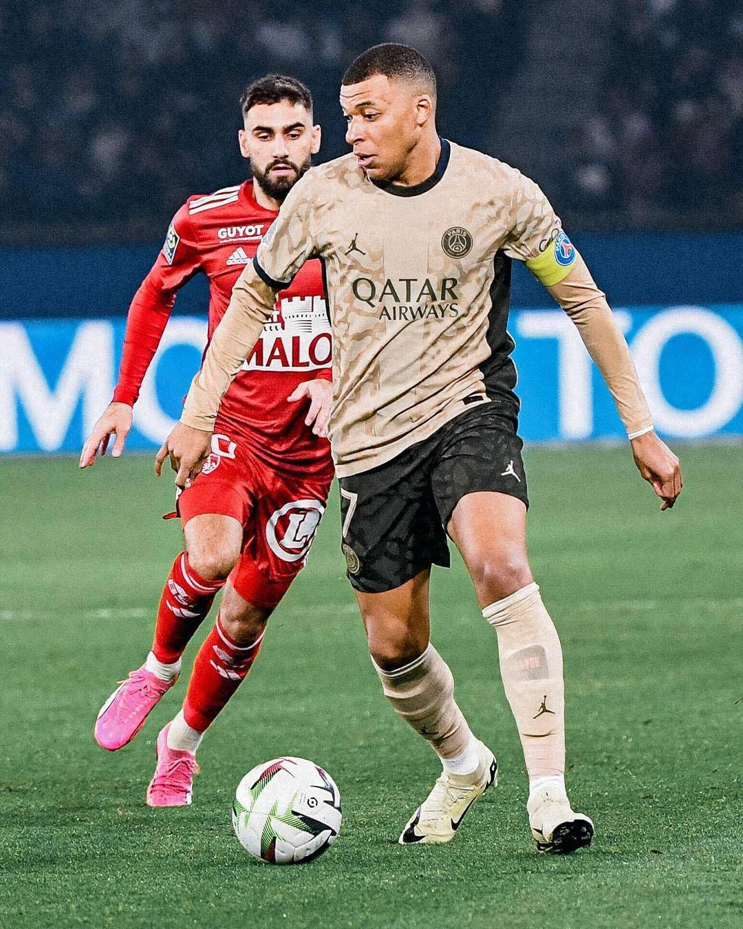 包含姆巴佩连续五场比赛得分超过爆冷，雄鹿挑战极限！的词条